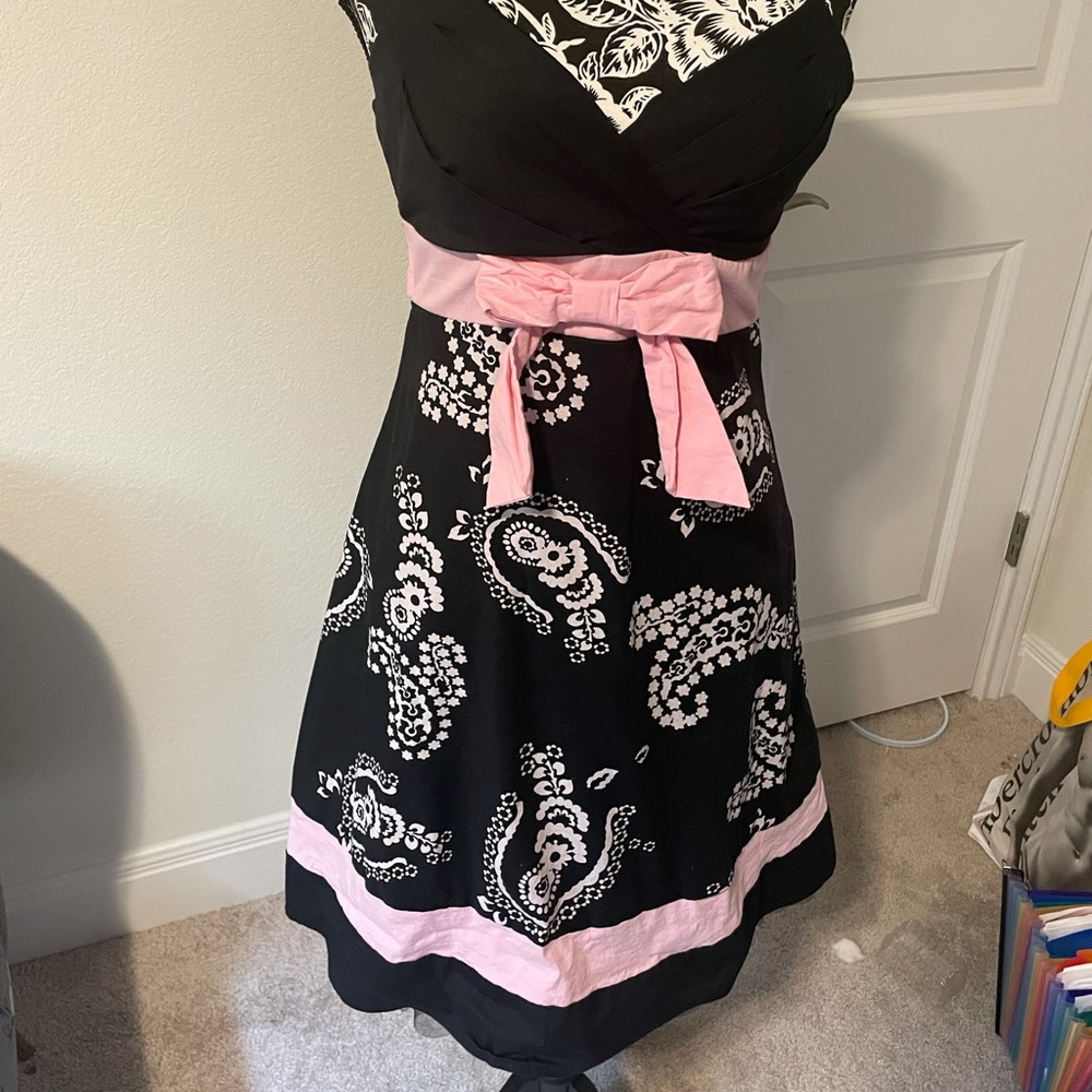 Cute summer dress, with flower print and bow